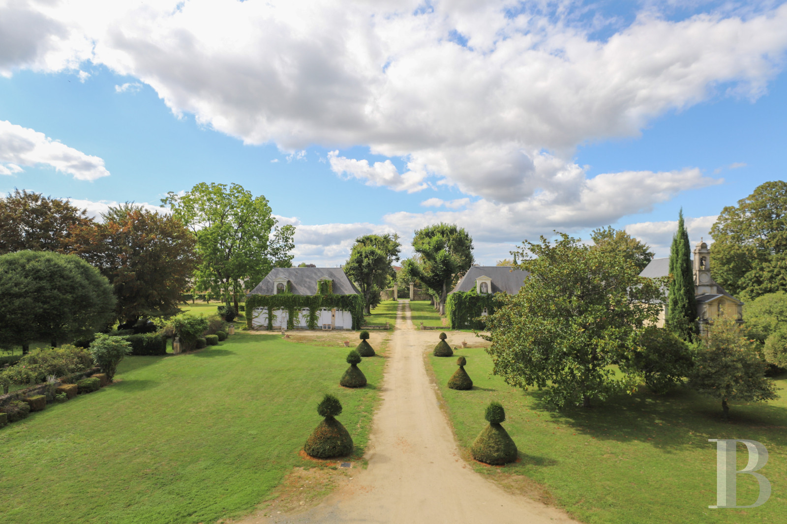 Dans la Sarthe, à l’est du Mans, un château du 19e siècle d’inspiration Renaissance dans son parc de onze hectares - photo  n°2